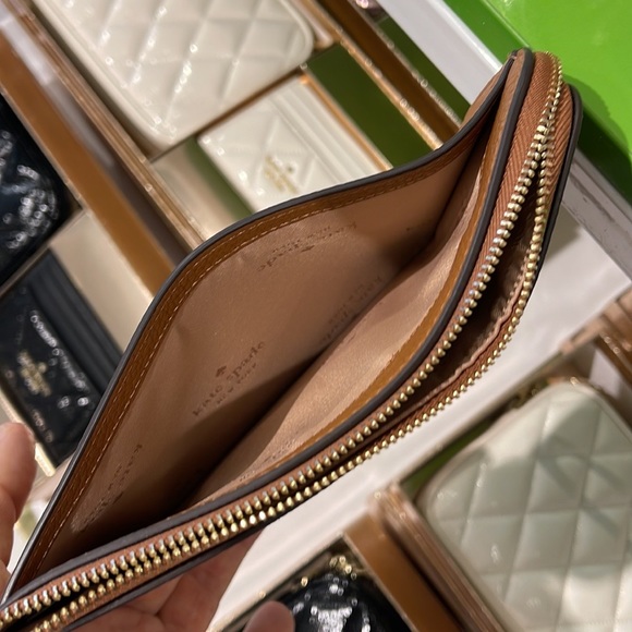 Kate Spade Medium Lucy L-Zip Wristlet Pebble Leather 
COLOR
Warm Gingerbread
NWT - Picture 8 of 16